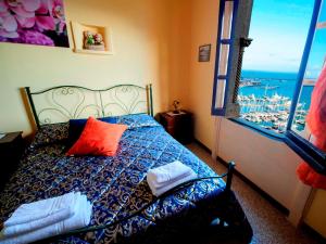 1 dormitorio con 1 cama y vistas al océano en Barone Bed and Breakfast, en Salerno