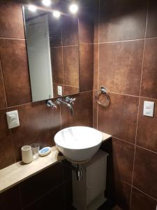 a bathroom with a sink and a mirror at Edificio Paquebot, en Peninsula, con vista al mar in Punta del Este