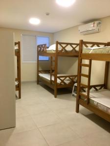 Katil dua tingkat atau katil-katil dua tingkat dalam bilik di Tapera Hostel