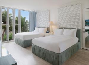 Postel nebo postele na pokoji v ubytování Avalon Hotel Beverly Hills, a Member of Design Hotels