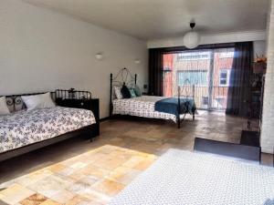 1 Schlafzimmer mit 2 Betten und einem großen Fenster in der Unterkunft Harmony House in Antwerpen