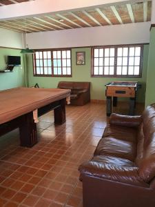 a living room with a ping pong table and a couch at Caminho das Lavras in Lavras Novas