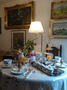 une table avec un chiffon bleu et de la vaisselle dans l'établissement Shvili, à Buenos Aires