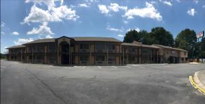 an empty parking lot in front of a building at Travelers inn in Bethania Station