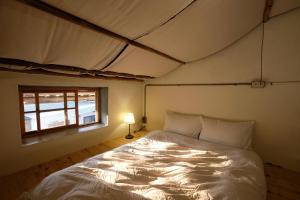 1 dormitorio con cama y ventana en Yellow And Black Guest House, en Meinong