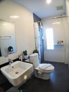 Bilik mandi di Pop-In Aonang