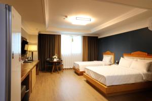 Postel nebo postele na pokoji v ubytování Gwangju Empire Hotel