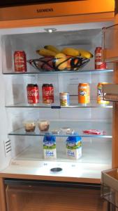 マドリードにあるApartment Suite Carranzaのオープン冷蔵庫(ヨーグルト、バナナ付)