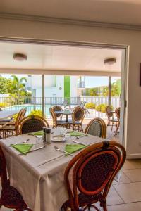 a dining room with a table and chairs at Mackay Oceanside Central Hotel Official in Mackay