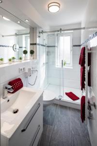 
a bathroom with a sink, toilet, and bathtub at Star Apart Hotel Sachsenhausen in Frankfurt/Main
