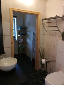 バート・ラースフェにあるWohnung im Schwedenhausのバスルーム(洗面台、トイレ付)
