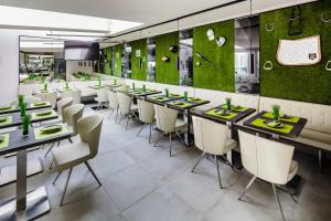 Um restaurante ou outro lugar para comer em Star Apart Hotel Sachsenhausen