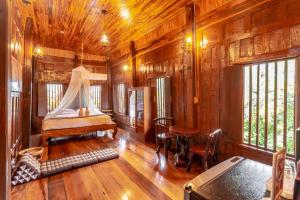 um quarto com paredes de madeira e uma cama num comboio em Athithara Homestay em Phra Nakhon Si Ayutthaya
