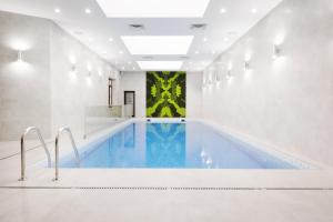 Bazén v ubytování Roxen Hotel&Spa nebo v jeho okolí
