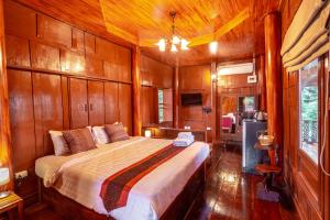 Een bed of bedden in een kamer bij Athithara Homestay