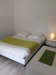 サン・マロにあるRésidence Fleurieの小さなベッドルーム(緑の毛布付きのベッド付)
