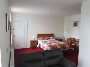 A bed or beds in a room at Balmoral Hotel 