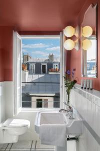 Gallery image of La Planque Hotel in Paris