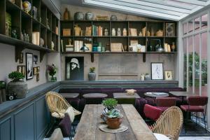 Gallery image of La Planque Hotel in Paris