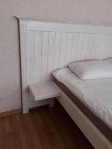 セストロレツクにある350 Приморское шоссеの小さな白いベッド(ベンチ付)