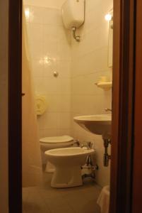 a bathroom with a toilet and a sink at Albergo Smeraldo in Castelnuovo Magra