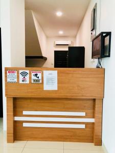caja registradora en una habitación con TV en LunaStay (Shared Common Area) en Lunas