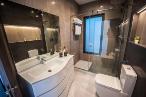 uma casa de banho com um lavatório, um WC e um chuveiro em Artist Terrace Apartments em Mellieha