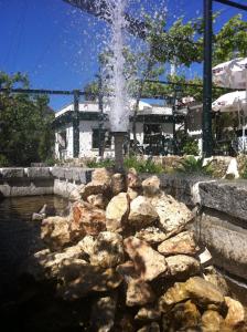 una fuente de agua frente a un montón de rocas en Hotel Casa Portuguesa, en Loures