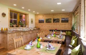 ein Esszimmer mit Holztischen und -stühlen in der Unterkunft Die Natur Residenz in Innervillgraten