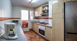 a small kitchen with a blender on the counter at Apartamento 2 dormitorios en la mejor zona de Roquetas in Roquetas de Mar