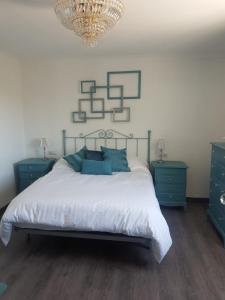 トロクスにあるCasa Algillのベッドルーム1室(青い家具、シャンデリア付)