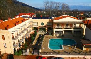 Výhled na bazén z ubytování 4 Epoxes Hotel Spa nebo okolí