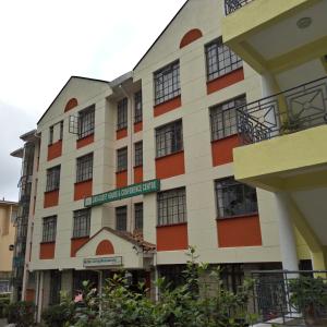 un edificio con letreros en el costado en Adventist LMS Guest House & Conference Centre en Nairobi