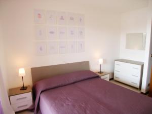 グラードにあるVilla Matildeのベッドルーム1室(ベッド1台、ナイトスタンド2つ、ランプ2つ付)