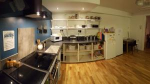 Dapur atau dapur kecil di Skye Basecamp Hostel, Broadford Bay, Isle of Skye