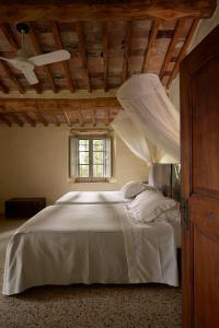Ένα ή περισσότερα κρεβάτια σε δωμάτιο στο Borgo Lucignanello Bandini