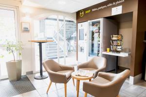Ein Sitzbereich in der Unterkunft B&B HOTEL Saint-Malo Centre