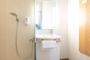 Ein Badezimmer in der Unterkunft B&B HOTEL Saint-Malo Centre