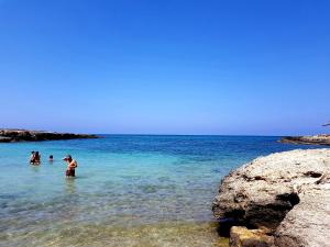 オストゥーニにあるAurasia Al Borgo Anticoの海水浴場の人々