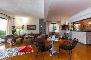 un soggiorno con tavolo e sedie di Emmanuel Apartments a Città di Rodi