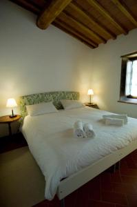 A bed or beds in a room at Fattoria Casa Sola