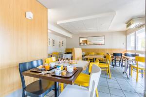 a dining room with a table and chairs at B&B HOTEL TOURS Sud Joué-lès-Tours in Joue-les-Tours