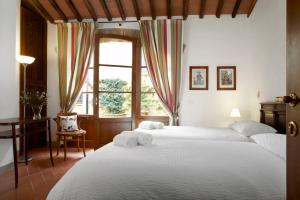 A bed or beds in a room at Fattoria Casa Sola