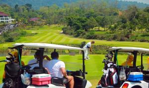 Golf v rezortu nebo okolí
