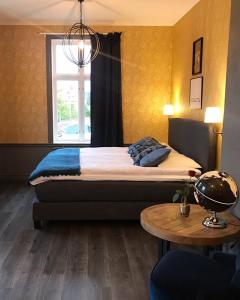 a bedroom with a bed and a table and a window at Villa Göta in Forsvik