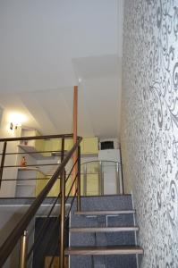 uma escada num quarto com corrimão de escada em Ришельевская 58\1 em Odessa