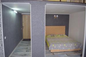 um quarto com uma cama e um espelho em Ришельевская 58\1 em Odessa
