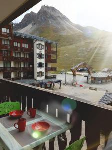 ティーニュにあるStudio au pied des pistes et funiculaireのテーブルと山の景色を望むホテルです。
