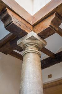 un grande soffitto in legno con una colonna sotto di esso di Apartamento céntrico a 10 minutos de la Alhambra a Granada Altre 8 foto