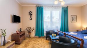 Telewizja i/lub zestaw kina domowego w obiekcie Apartments Legendary Kraków